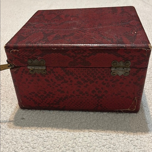 Vintage Red Snakeskin Box with Handle - Picture 10 of 11